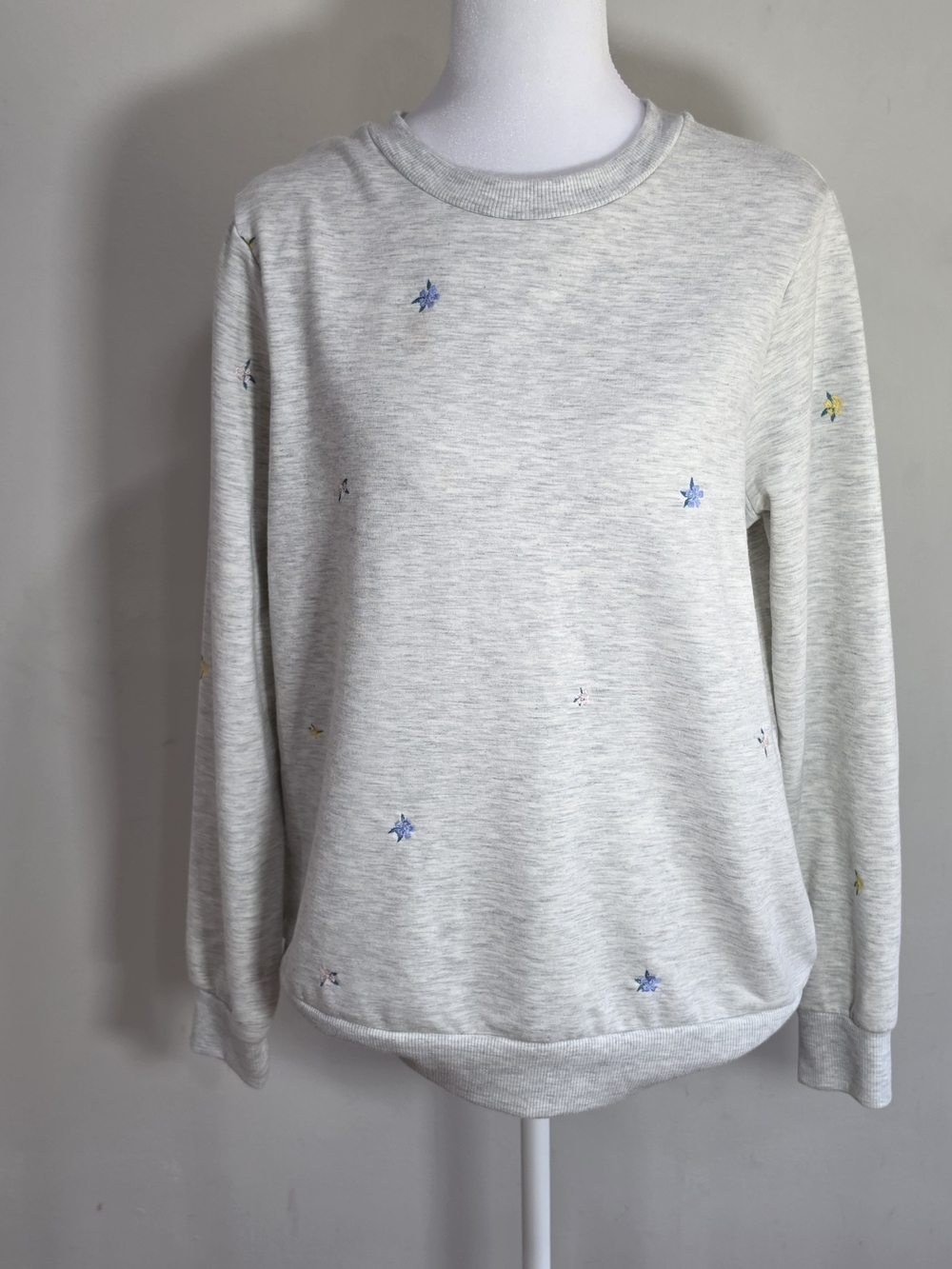 Gloria Vanderbilt Light Gray Embroidered Crewneck Sweater